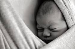 Portare i bimbi in fascia. A Nati per Leggere a lezione di babywearing