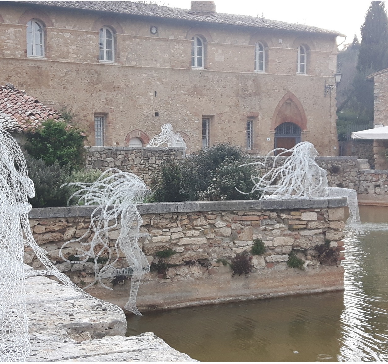 Emozioni a Bagno Vignoni con i “Riflessi” di Daniela Capaccioli