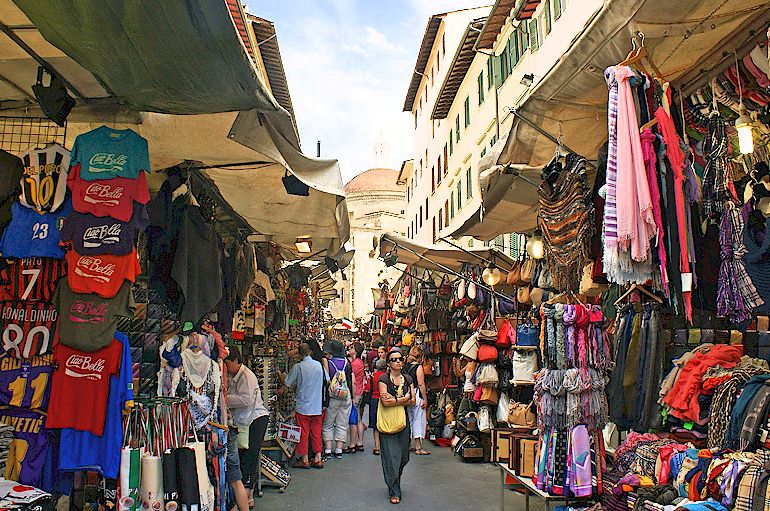 Tutela del decoro urbano. Firenze, ok dal Consiglio di Stato a piazza San Lorenzo senza bancarelle