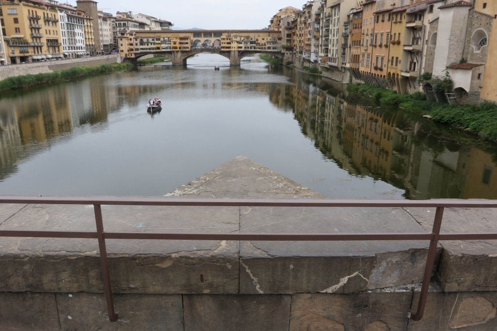 Guerra al selfie. Barriere sul ponte Santa Trinita a Firenze