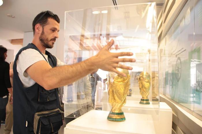 In mostra. Le Coppe vinte dagli Azzurri visibili al Museo del Vetro aspettando Italia-San Marino
