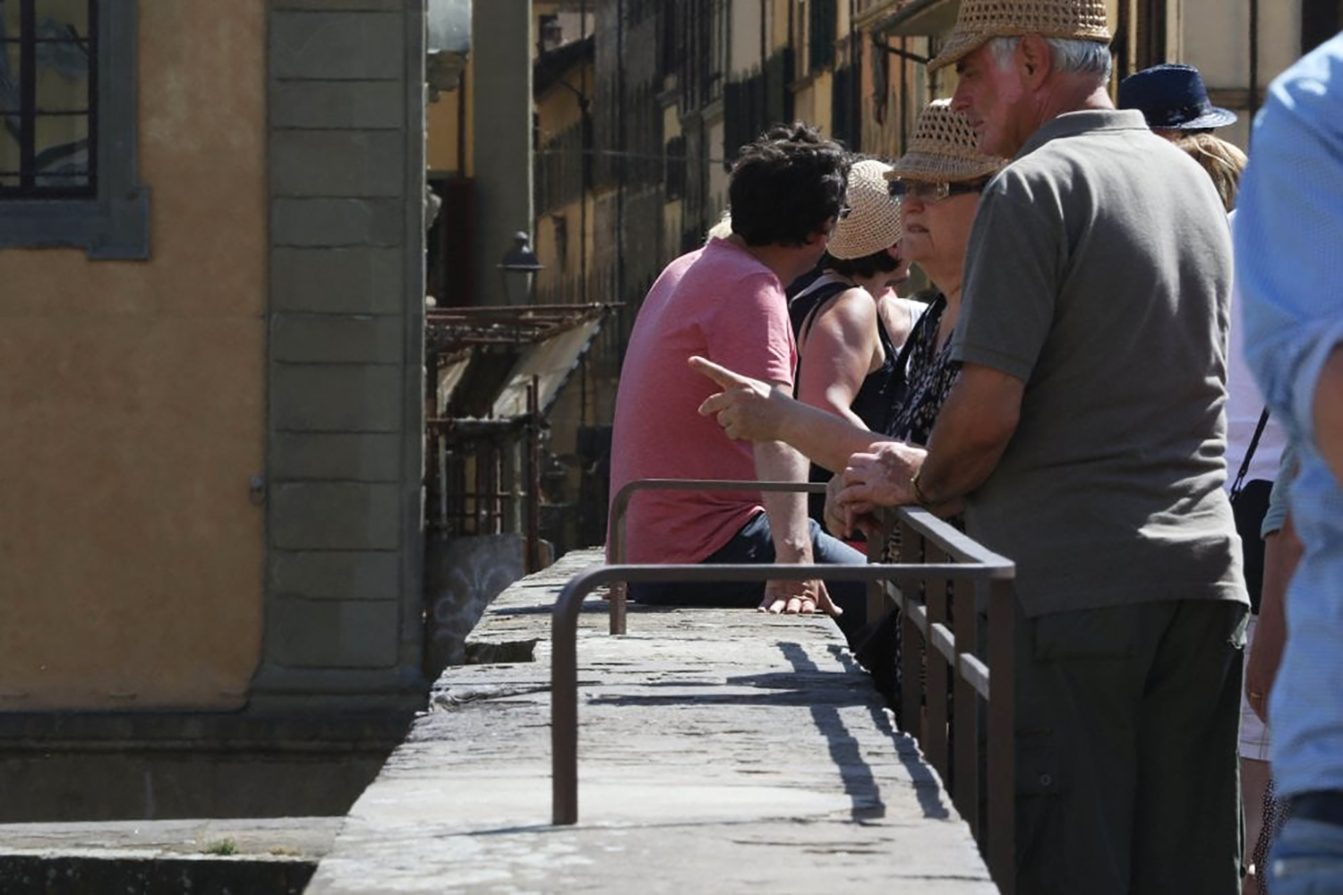 Ponte senza pace. A Santa Trinita fanno flop le barriere anti selfie. «Ponte degli orrori»