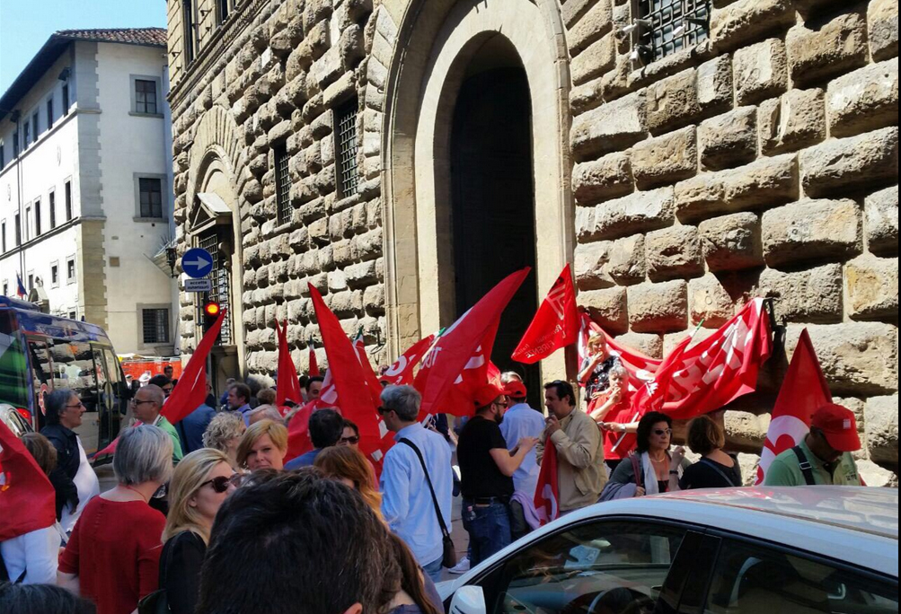 La protesta. Firenze, presidio Cgil contro il ripristino dei voucher. «E’ attacco alla democrazia»