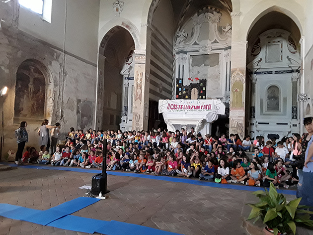 190 bambini in coro per lo spettacolo di fine anno scolastico