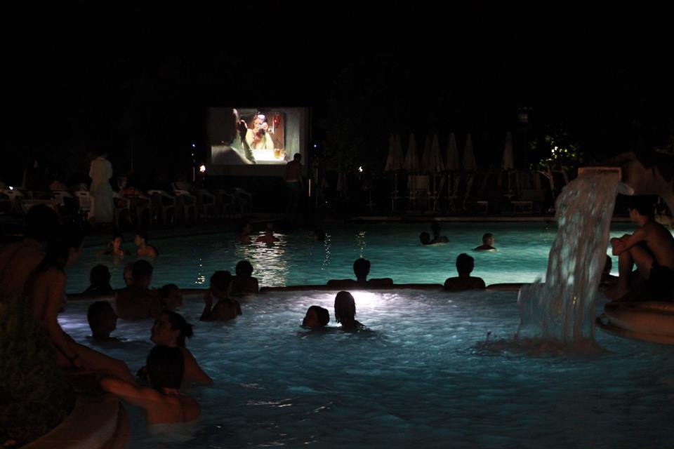 Relax in vasca. Alle Terme Aq il cinema con gusto è servito sotto le stelle