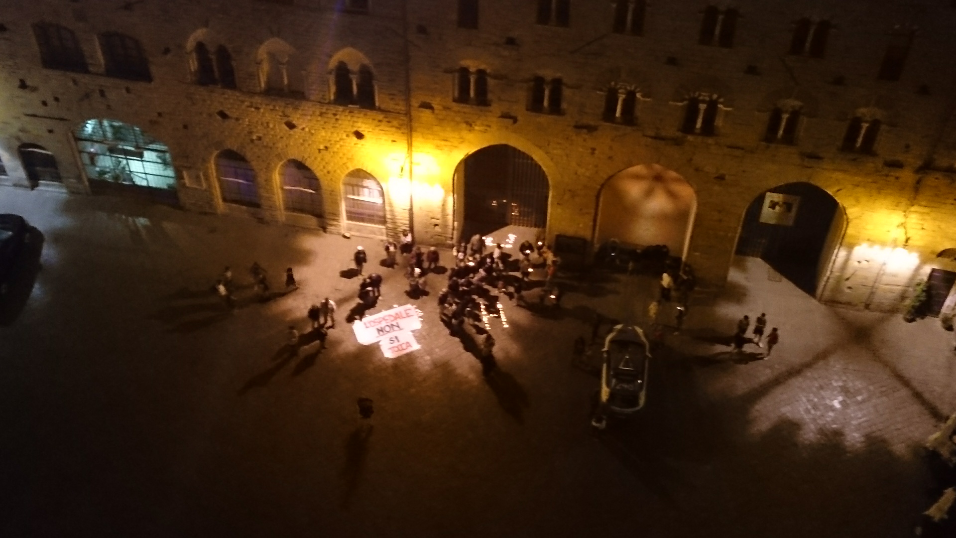 Protesta ad oltranza. Volterra, prima notte del sindaco sulla torre. «Ho dormito come un sasso»