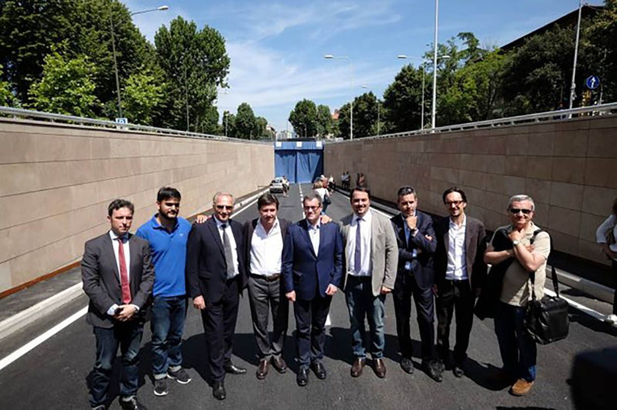Inaugurazione con polemica. Le autorità banchettano nel sottopasso e il traffico va in tilt. «Non lo rifaremo»