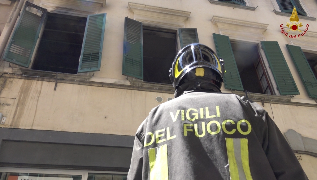 Cucina a fuoco. Incendio in abitazione a Firenze, donna in salvo