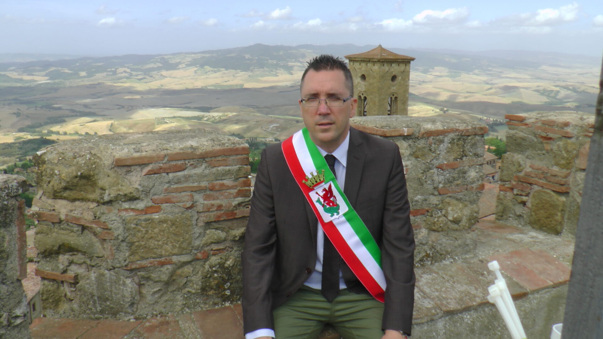 No ai tagli all’ospedale, il sindaco di Volterra sale sulla torre per protesta ad oltranza