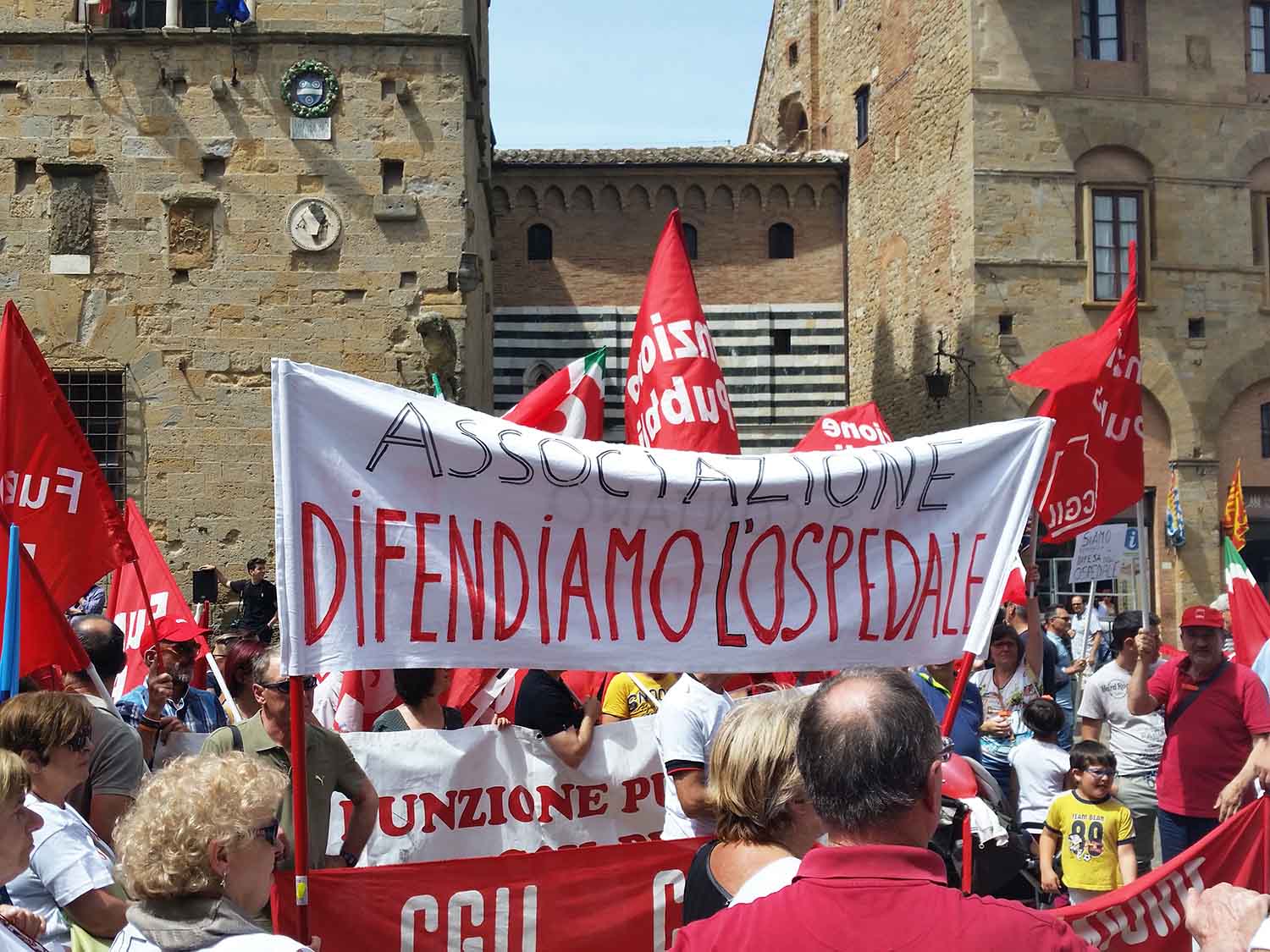 La protesta. Incatenati davanti al Consiglio regionale. Si rivedano criteri per potenziamento ospedale Volterra