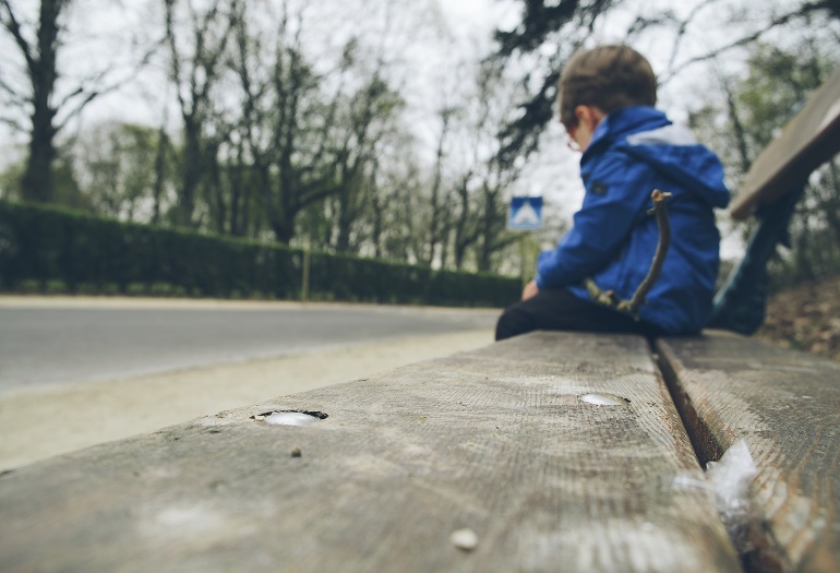 Abbandono di minore. Mamma dimentica figlio a scuola, denunciata