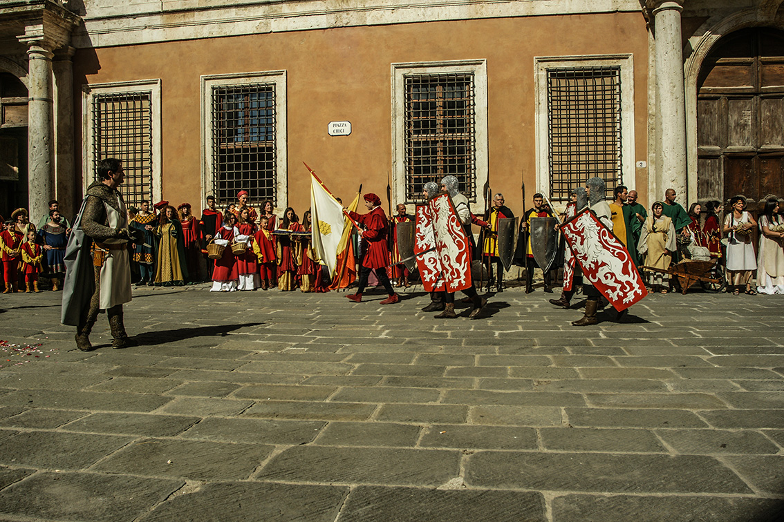 Sacro e profano al Barbarossa. Corteo dei ceri e benedizione gareggianti.