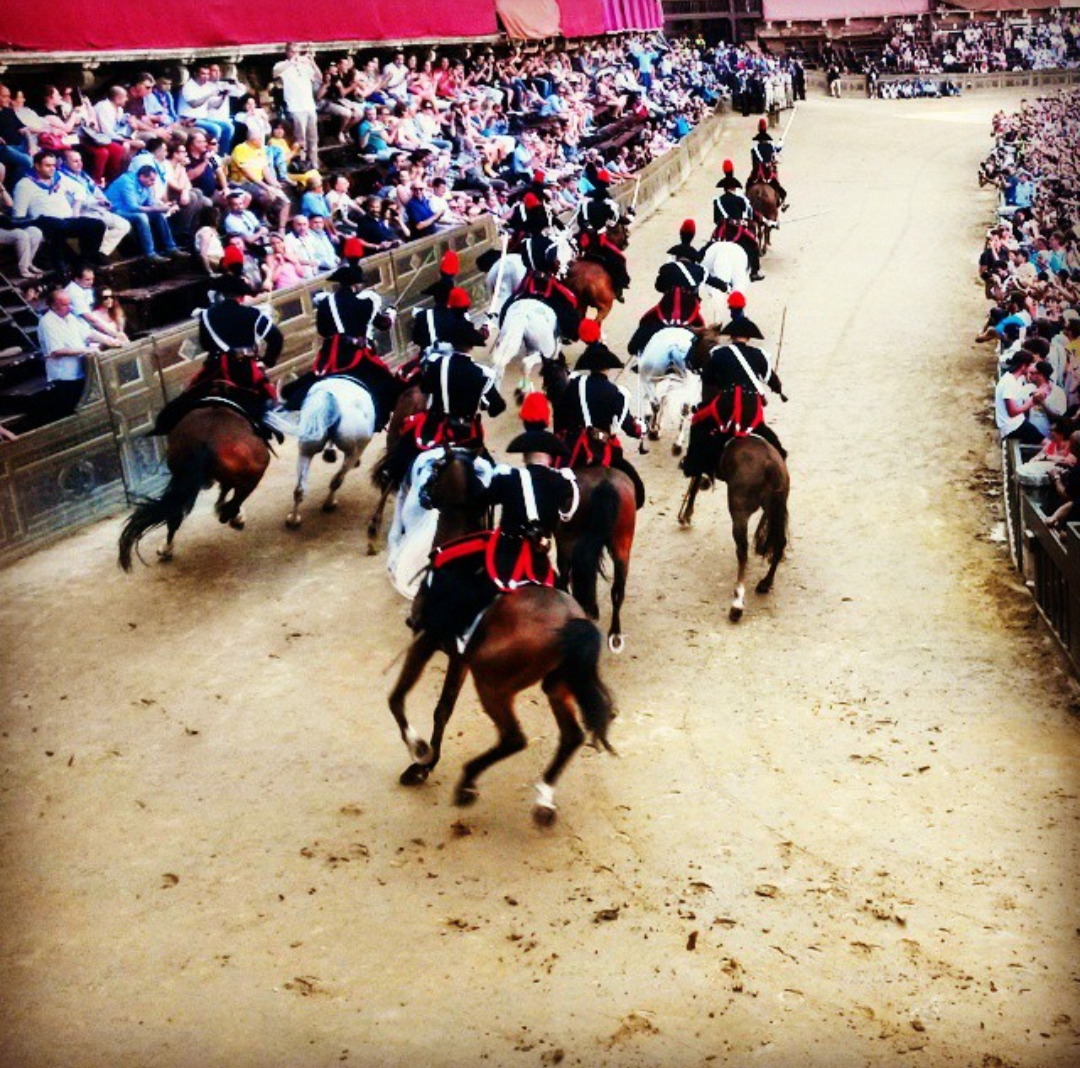 La prima volta. Palio di Siena, ufficiale donna alla guida del drappello dei Carabinieri a cavallo