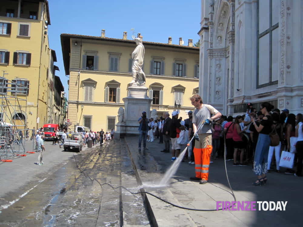 Idranti antibivacco a Firenze, il nuovo gioco mondiale dell’estate