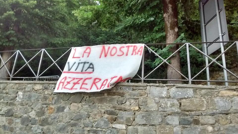 Risparmiatori arrabbiati. Striscioni nel paese della Boschi, Vittime del Salvabanche: «Non siamo di serie b»