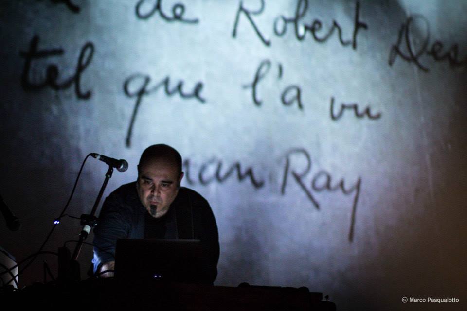 Musicisti cercasi. Teho Teardo in concerto sotto le torri, open call per bassisti e chitarristi