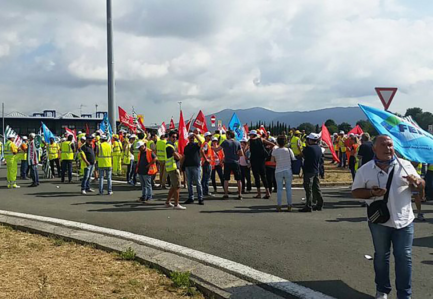 Autostrade in sciopero. Presidio di lavoratori a Scandicci. «In Toscana a rischio 200 posti»