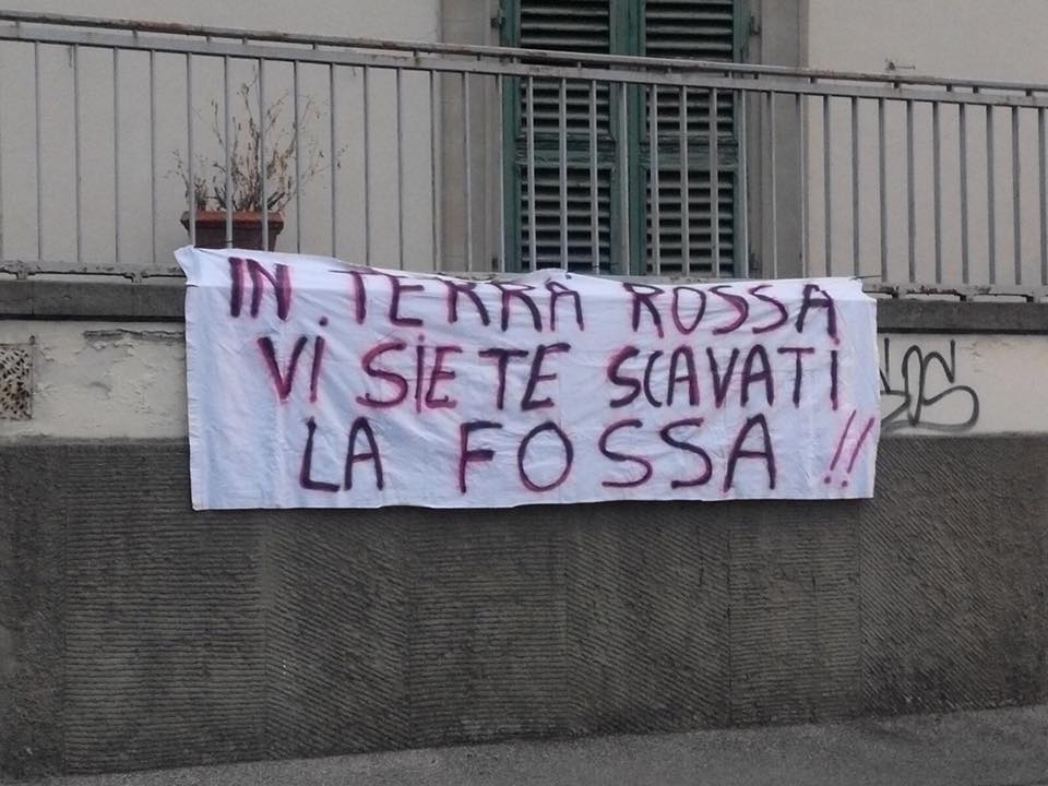 A colpi di slogan. Striscioni vittime Salvabanche vicino a sede Pd, «Parrini buongiorno dove eri fin’ora?»