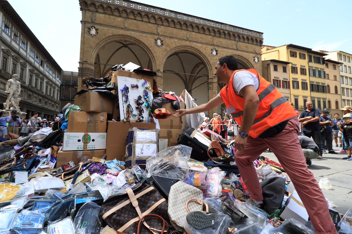 Lotta alla contraffazione. In piazza della Signoria montagna di oggetti falsi, Nardella: «Comprarli è illecito amministrativo»
