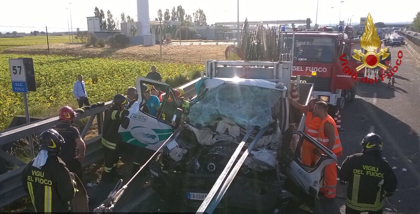 L’incidente. Scontro camion-furgone sulla FI-PI-LI, due feriti e forti rallentamenti