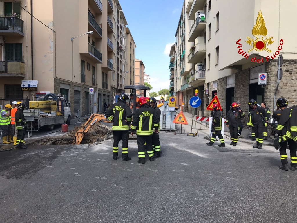 Fuga di gas. La ruspa rompe il tubo a Rifredi, evacuate 8 palazzine