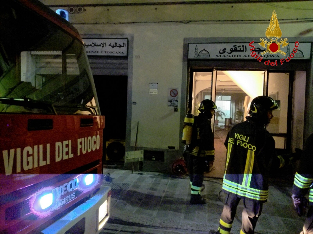 Paura in moschea. Principio di incendio nel centro islamico di Firenze. Un intossicato