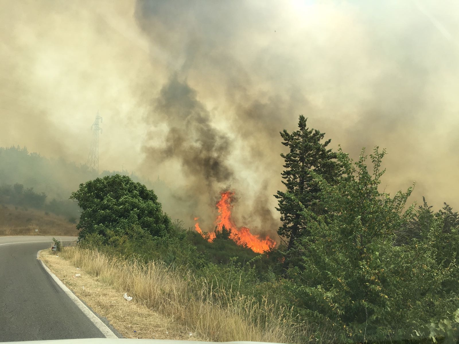Operazioni in corso. Incendio a Piancastagnaio, prosegue intervento di spegnimento. Impegnati 2 Canadair e 4 elicotteri