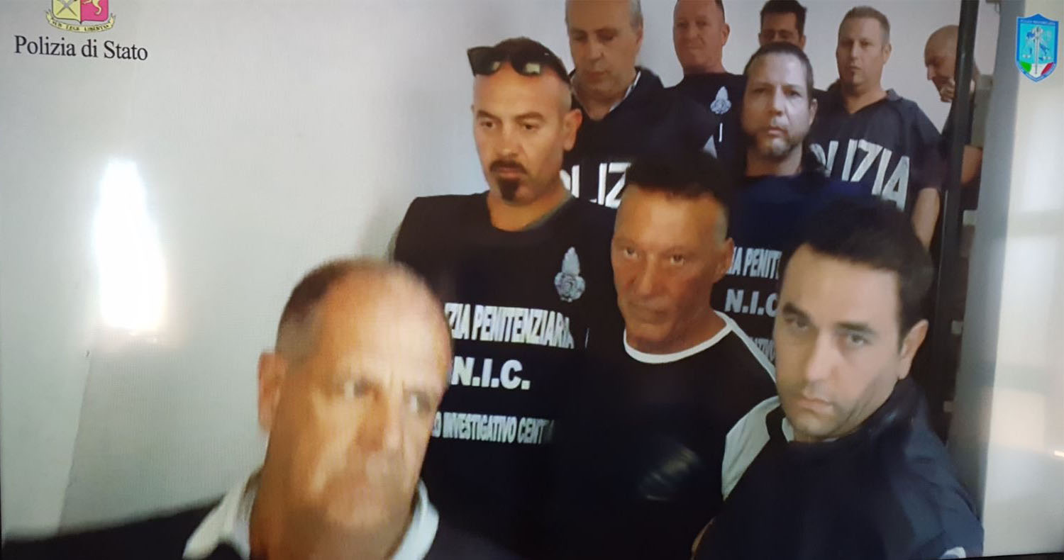 Il cuore è uno zingaro. Il latitante Johnny fugge con il primo amore, a tradirlo il materasso per 2