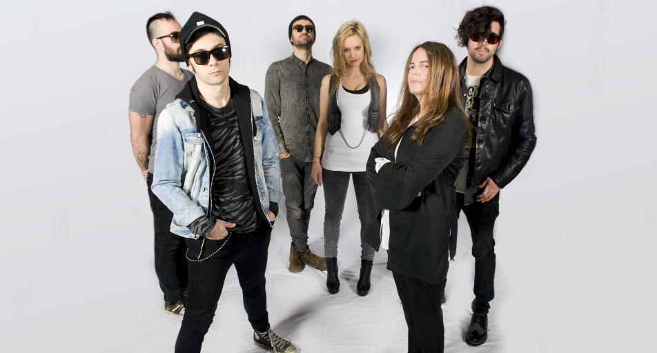 Riflettori accesi su TvSpenta dal vivo, sul palco Nada Malanima & a Toys Orchestra