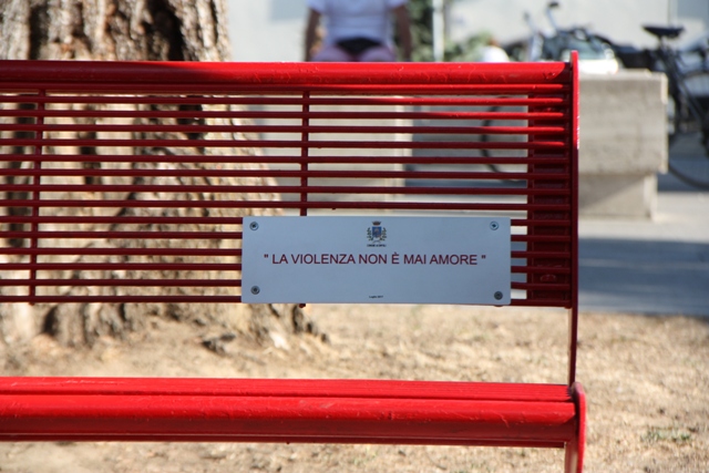 La violenza non è mai amore. Ad Empoli inaugurata la panchina rossa contro il femminicidio