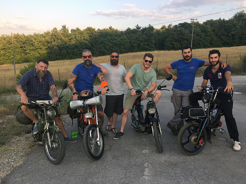 Crazy Italian Rally. Da Biella a Pachino in sella ai cinquantini, c’è anche il Vagabondi team di Rapolano Terme