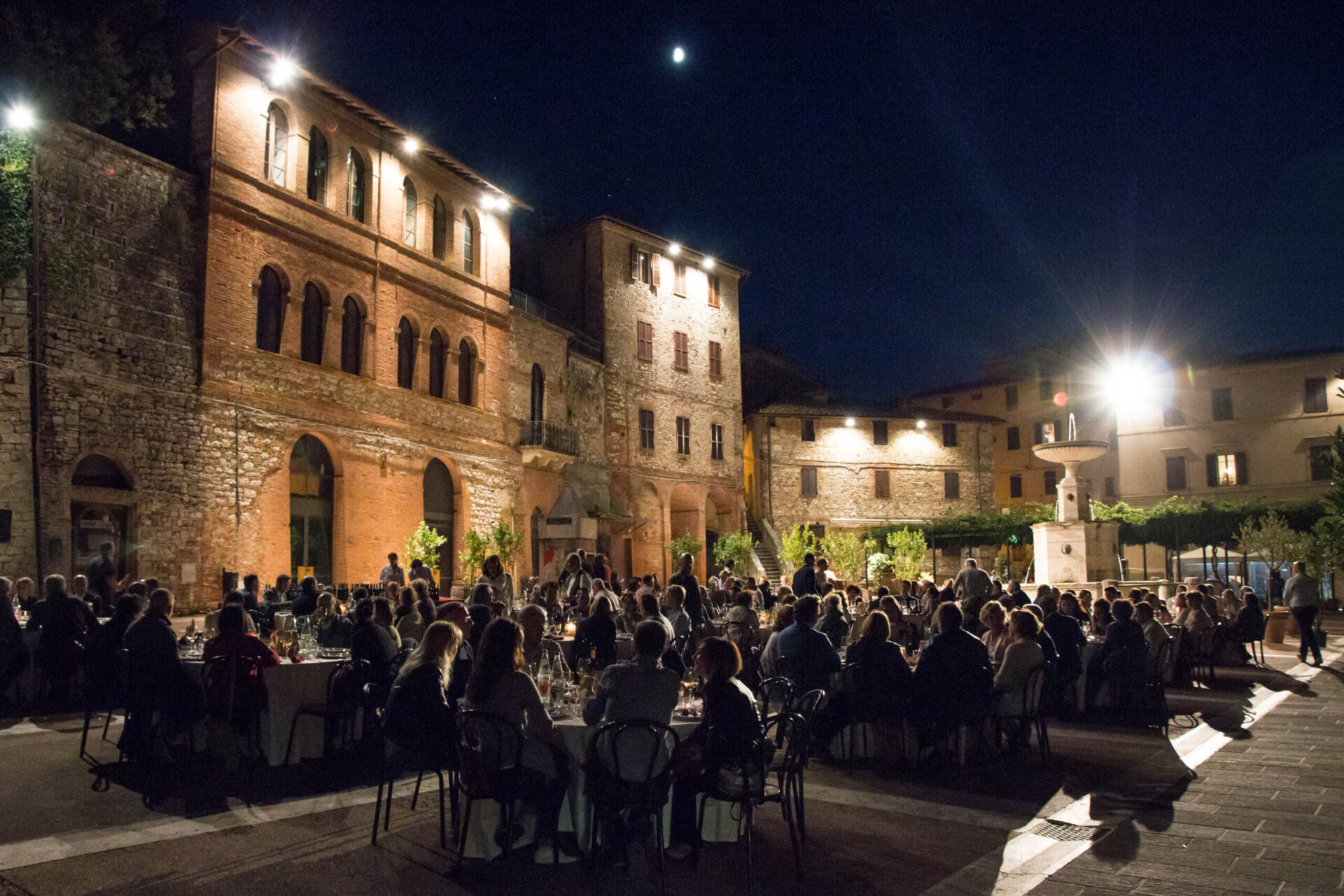 A cena in terra Berardenga, brindisi in piazza con Calici di Stelle