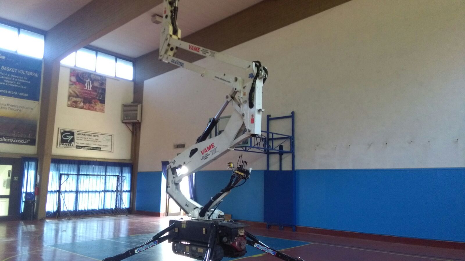 Nuova luce per la palestra di San Felice, al via l’installazione delle plafoniere a led