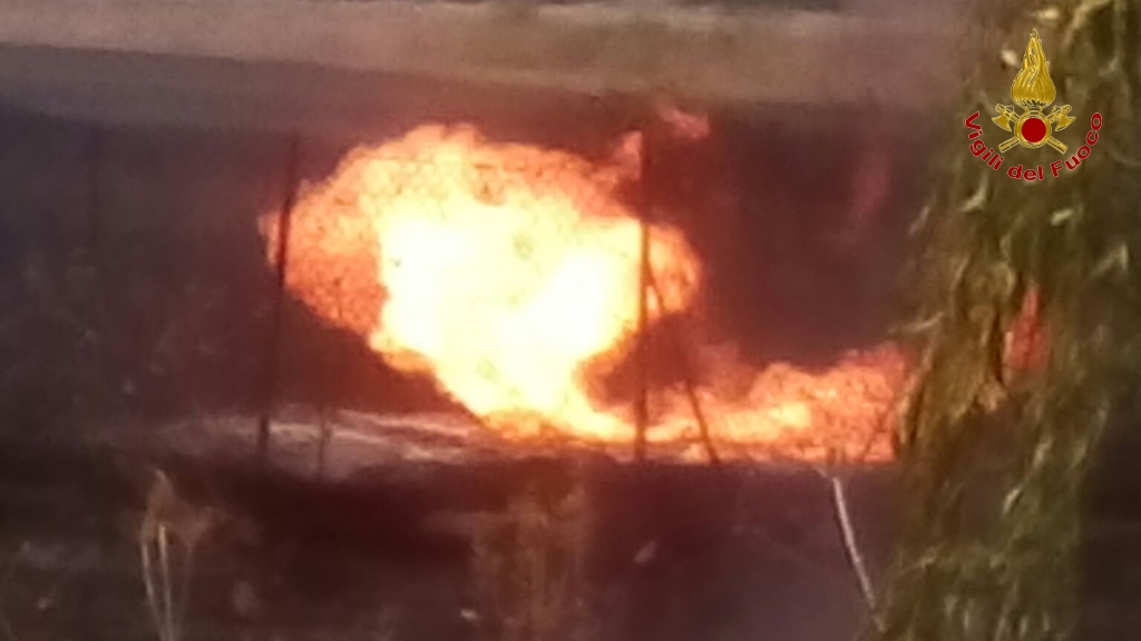 Fumo in carreggiata. Bombolone di Gpl in fiamme vicino alla strada, chiusa e poi riaperta la Siena-Bettolle