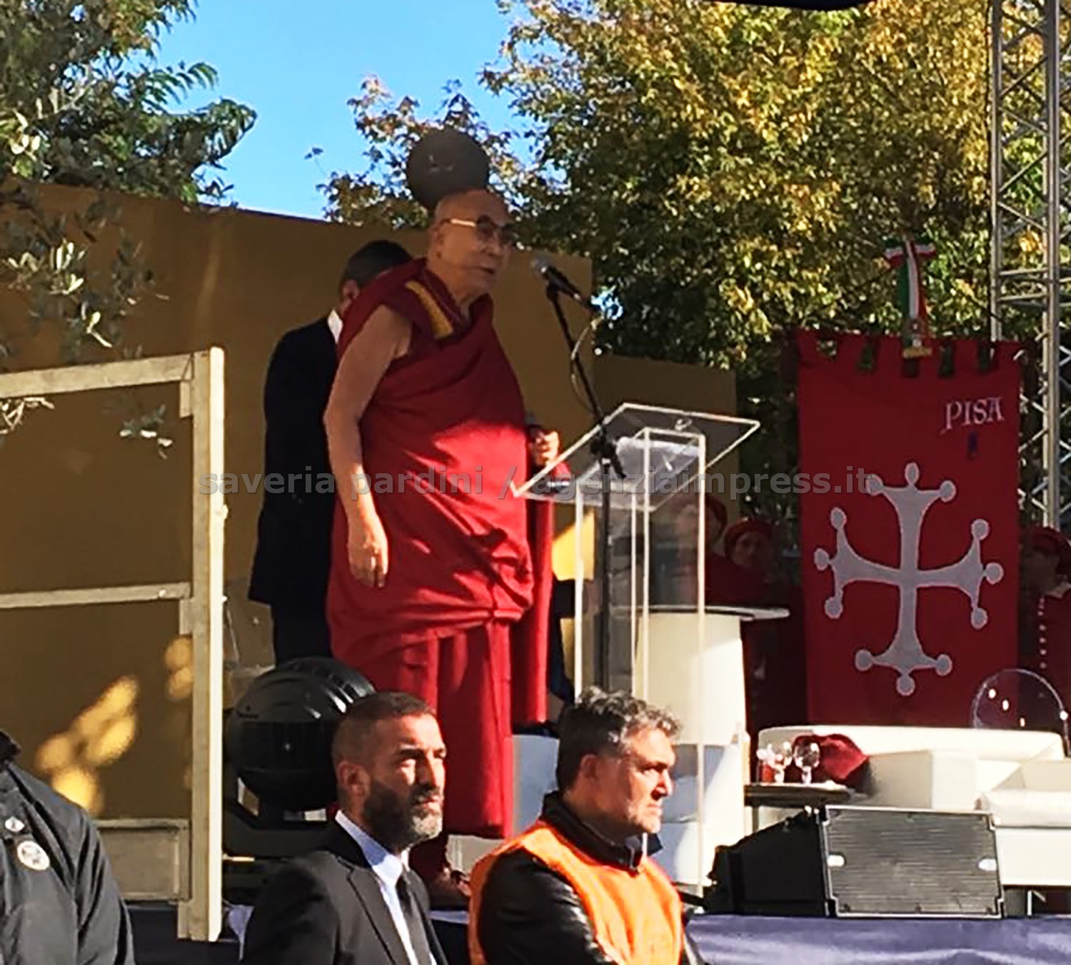 Dalai Lama e i giovani. «Non copiate modelli sbagliati». Religioni messaggere di pace