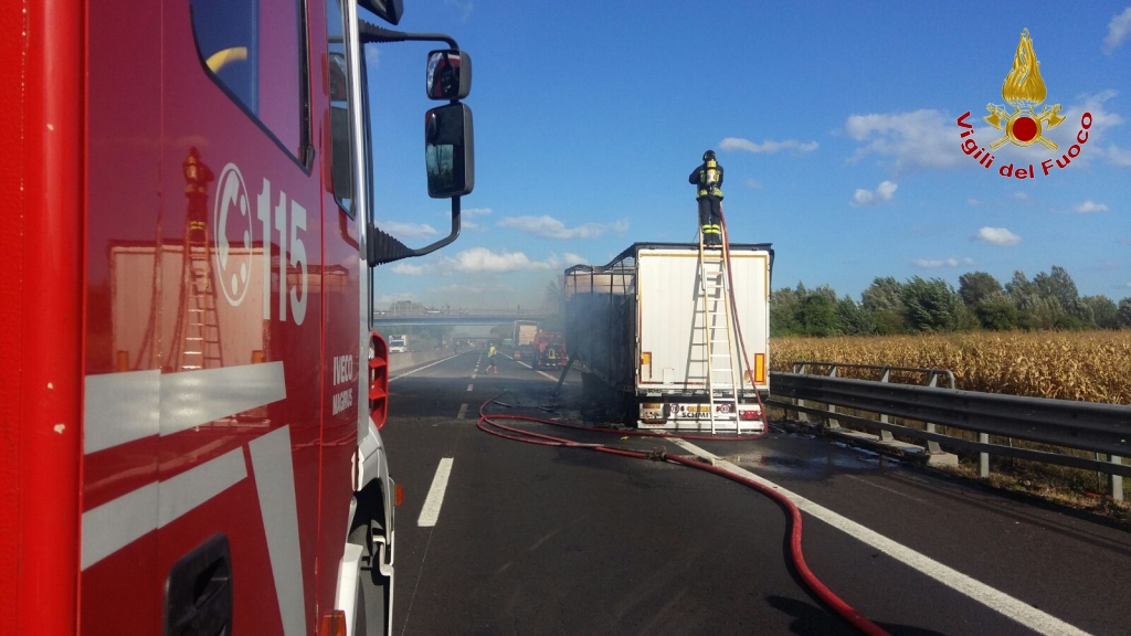 Camion in fiamme. Chiusa la Firenze-Mare