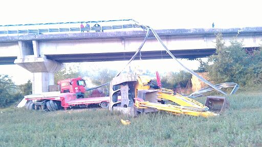 Volo di 15 metri. Siena, camion si scontra con auto e cade dal viadotto. Viabilità in tilt