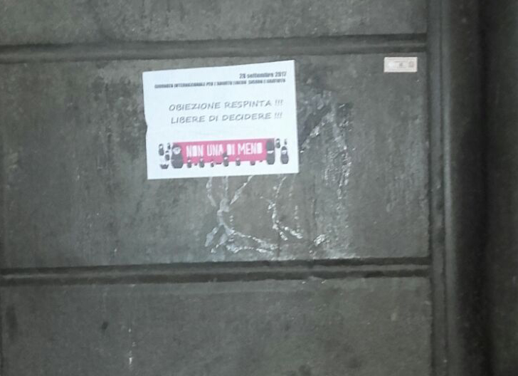 Aborto libero. A Siena volantini e scritte a favore su farmacie e muri