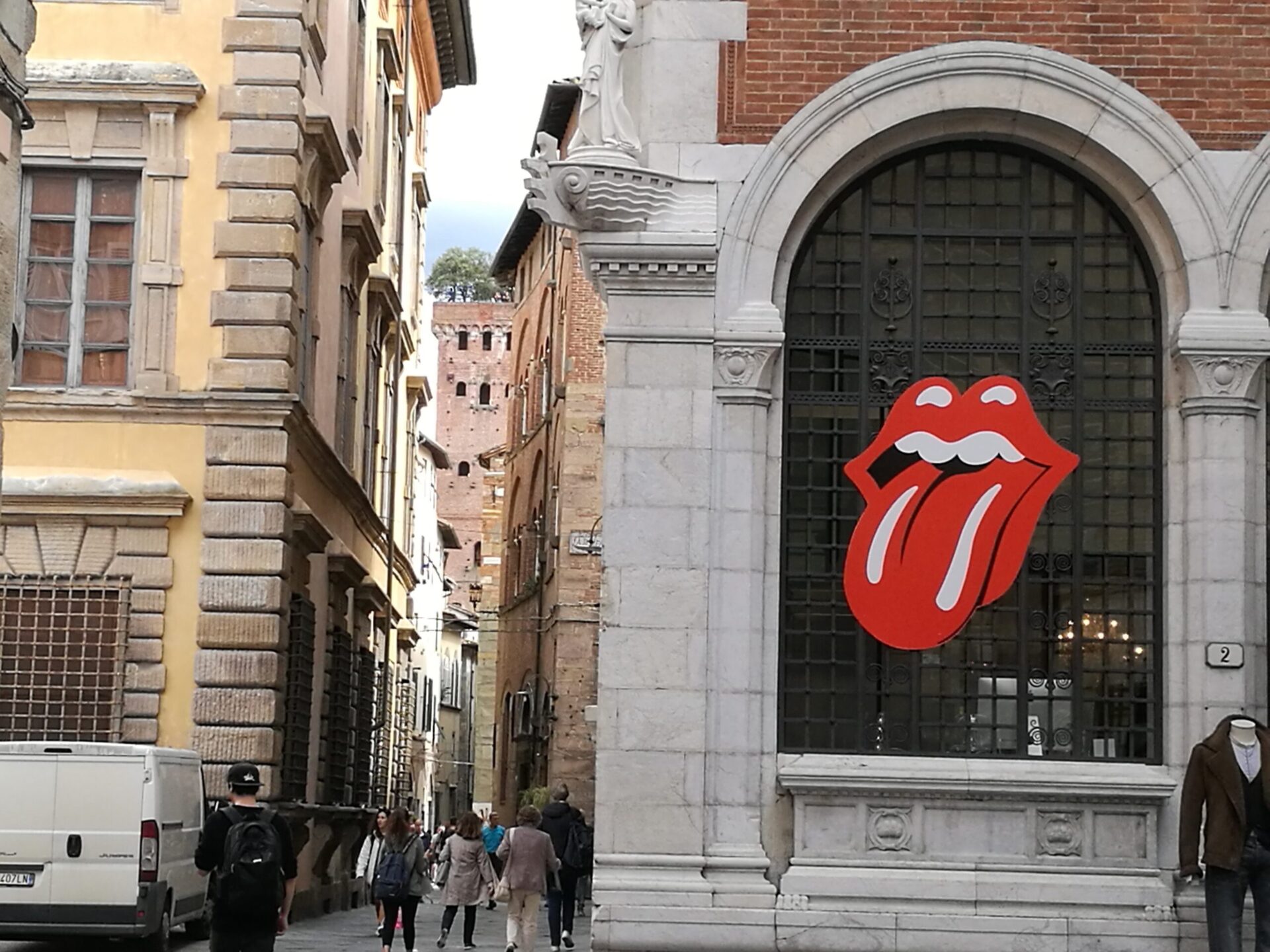 Aspettando i Rolling Stones. Lucca tra polemiche, sicurezza, scuole chiuse e treni speciali