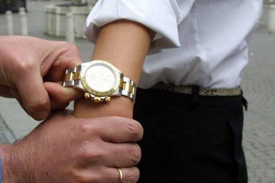Abbraccio con destrezza. Fermato in strada per un’informazione, via Rolex da 7mila euro