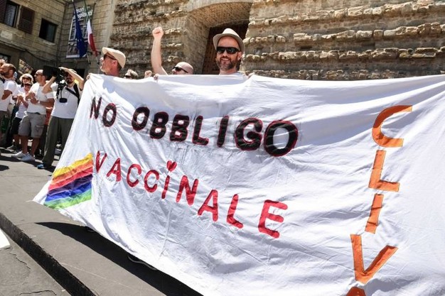 Vaccinati o niente. Il consigliere Quartini denuncia: «Bambini esclusi in alcune scuole della Toscana»