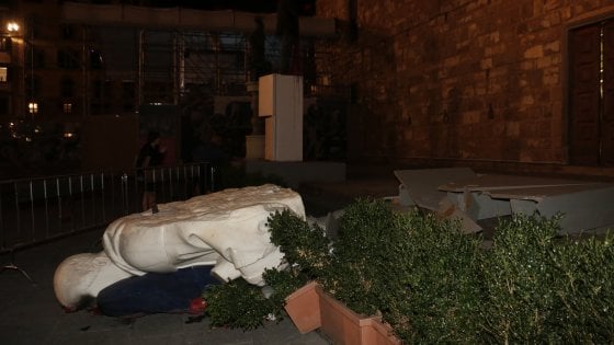 Arte senza pace. Crolla statua Fischer in Piazza Signoria, spostata anche la seconda