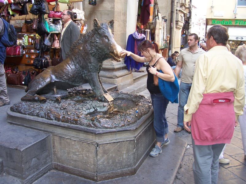 Ladro di monetine. In azione alla fontana del Porcellino, 37enne colto in flagrante e arrestato