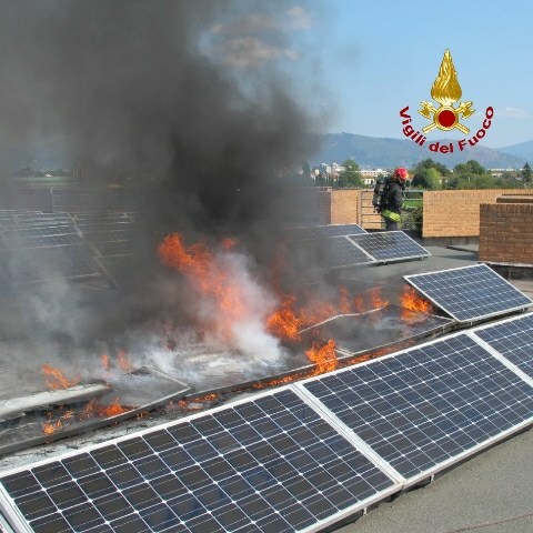 Pannelli fotovoltaici in fiamme. Incendio in scuola primaria, evacuati 250 bambini