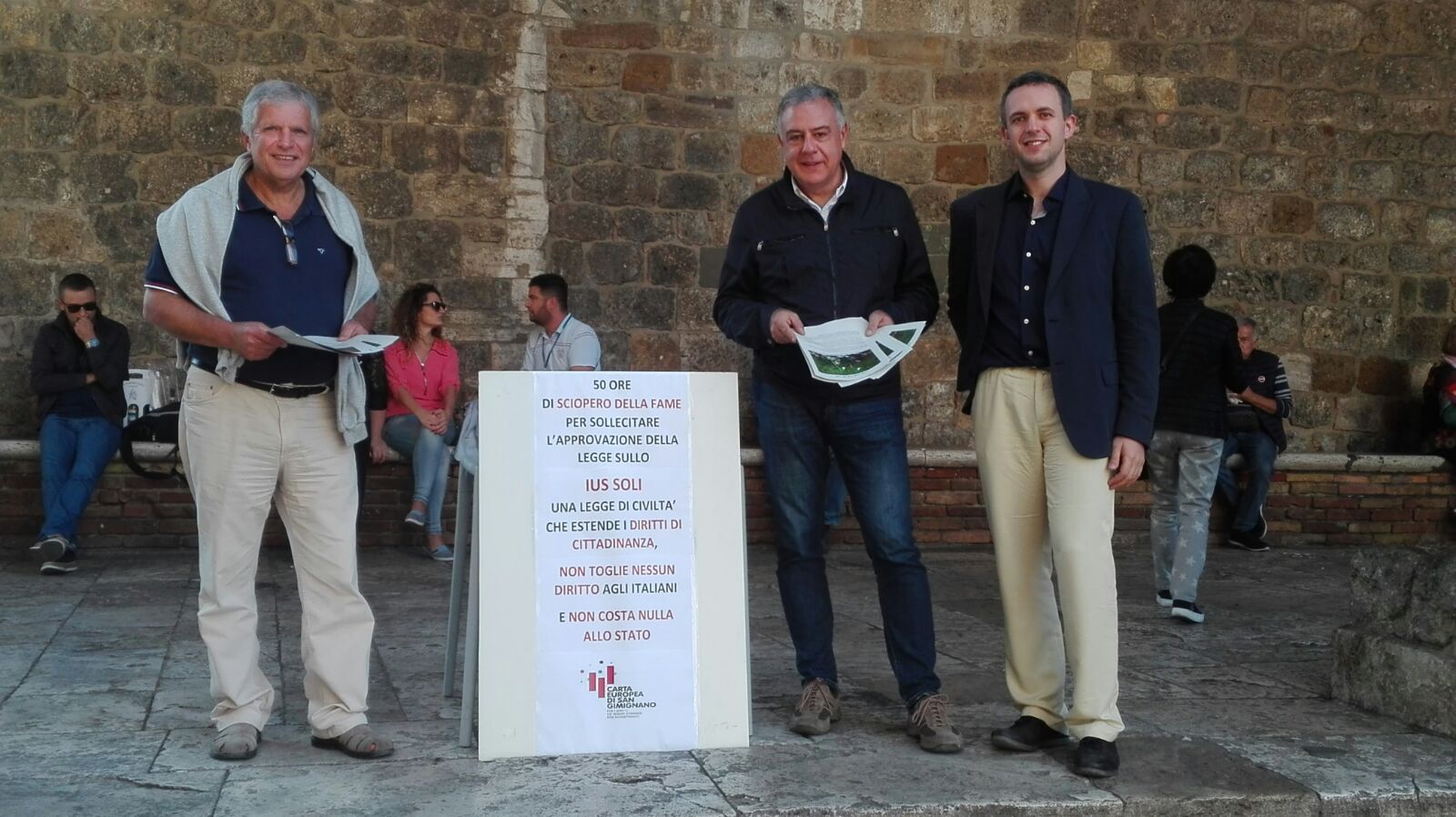 Ius Soli, il sindaco Bassi ha cominciato lo sciopero della fame in Piazza Duomo