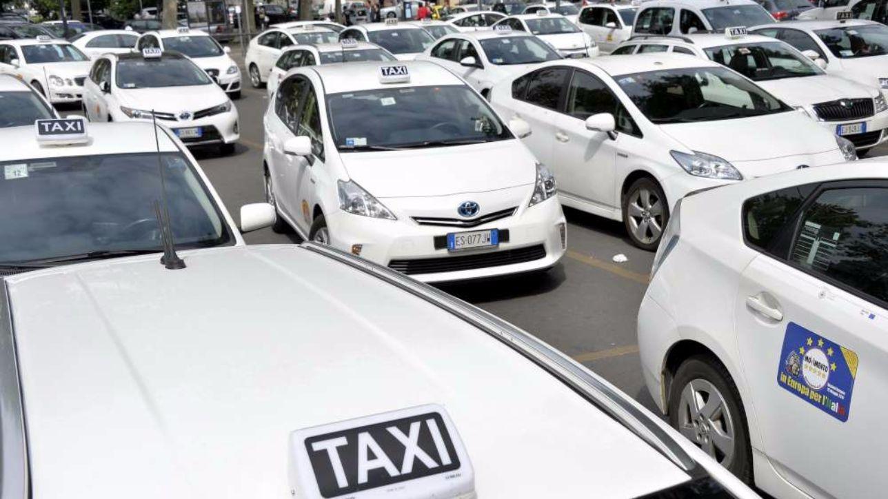 A Natale ogni tratta vale 10 euro. Firenze, l’iniziativa dei taxi a sostegno degli acquisti in città