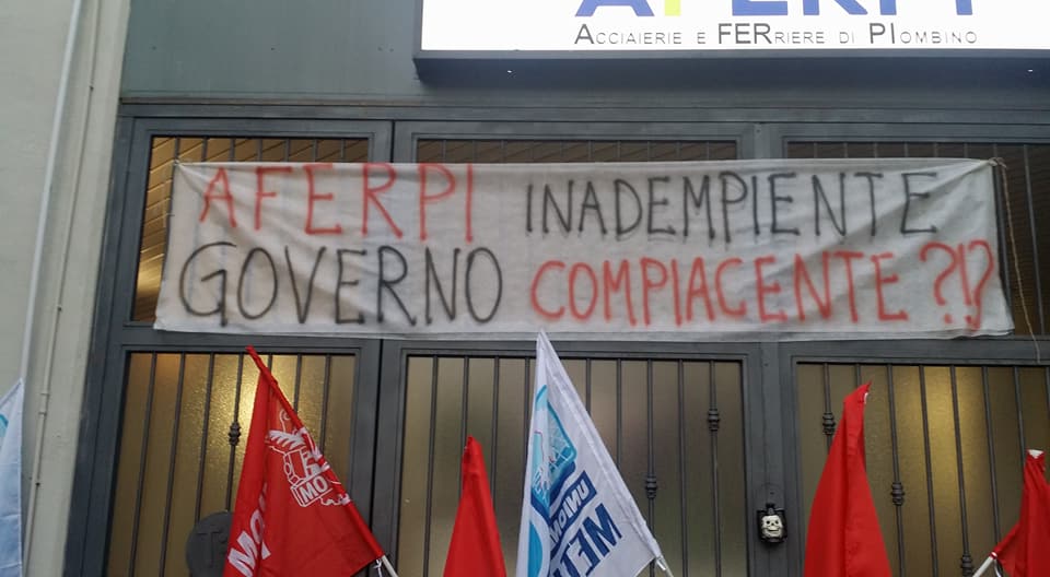 La protesta. Lavoratori davanti ai cancelli di Aferpi, «Unica via è mandare Cevital in Algeria»