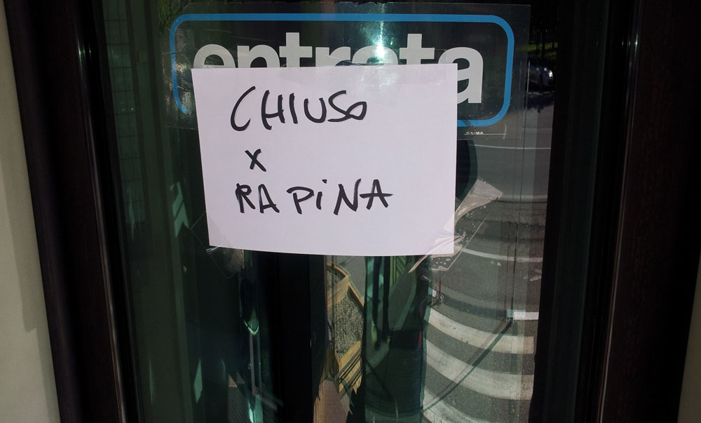 Rapinatore creativo. Si finge magrebino per colpi in banche nel senese, arrestato italiano