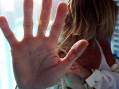 Schiaffi e pugni all’anziana mamma, arrestata la figlia per maltrattamenti