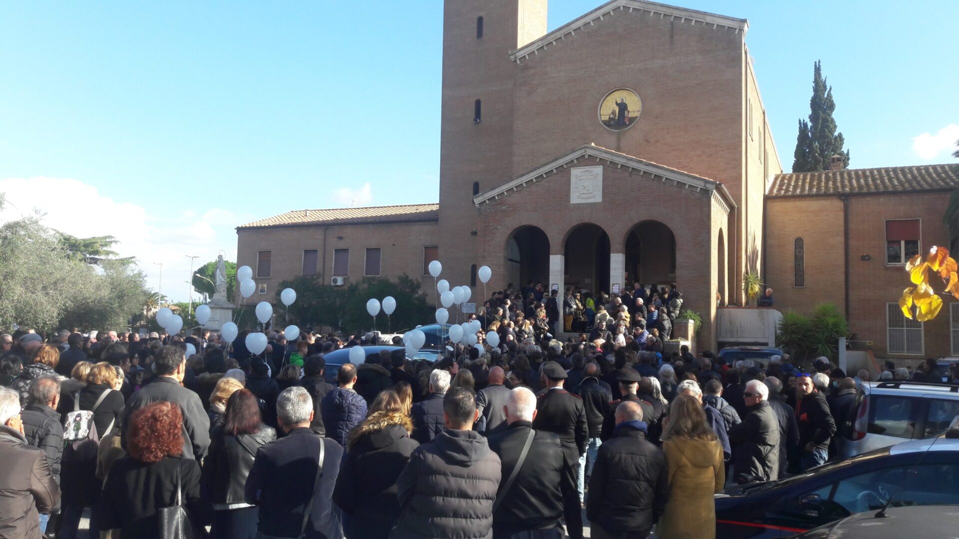 Addio Maria Sole. In mille ai funerali della figlia di Marras: «sono stati 8 anni meravigliosi»